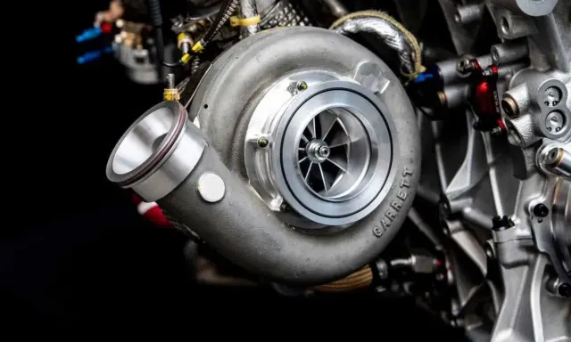 El turbo de un coche, como este Garrett, es una maravilla de la ingeniería que aumenta la potencia del motor.