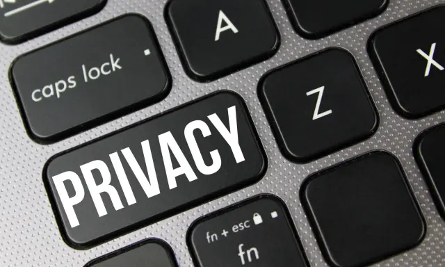 Tasto "PRIVACY" su tastiera, un promemoria visivo contro la violazione della privacy digitale.