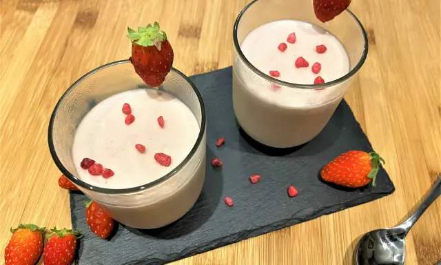 Délicieuse mousse chocolat blanc fraise, garnie de fraises fraîches et de morceaux de fruits lyophilisés.