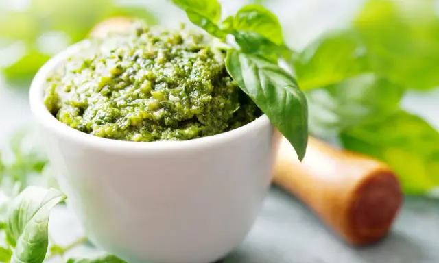 Pesto z bazylii, aromatyczny sos, do czego służy bazylia? Do nadania smaku makaronom, sałatkom i pieczywu.