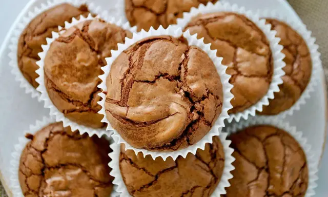 Saftige brownie muffins mit knuspriger Kruste, perfekt für eine süße Auszeit.