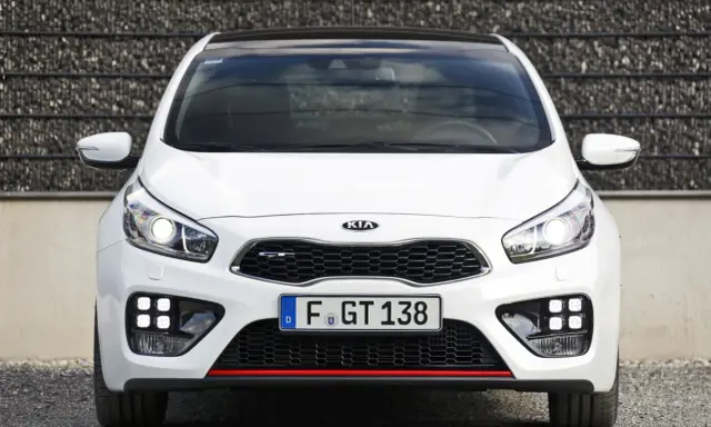 Biała Kia Ceed 1.6 benzyna z czarnym dachem i sportowym grillem.