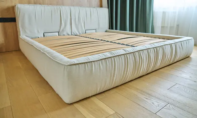 Base de cama con colchón sobre tabla de madera, lista para un descanso reparador.