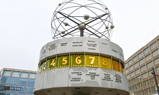 Världsklockan vid Alexanderplatz är ett av Berlins måsten. En fascinerande konstruktion som visar tiden i olika städer världen över.