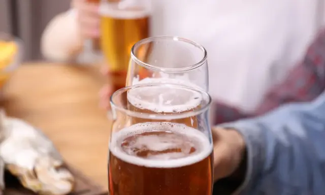 Dwa kieliszki piwa, na stole przekąski. To nie jest krzywa alkoholowa, to początek dobrej zabawy!