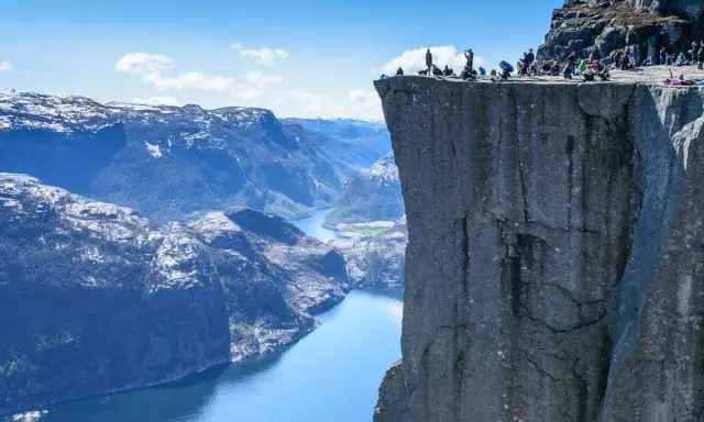 Fiordos Noruegos: Tu Guía Esencial para un Viaje Inolvidable