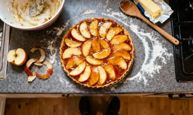 Une tarte tatin inratable, prête à être dégustée. Des pommes caramélisées sur une pâte dorée, un délice.