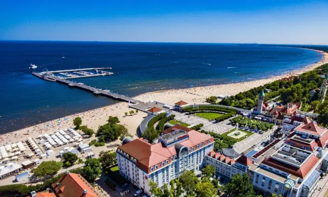 Sopot: plaża, molo, park i hotele dla dorosłych Polska. Idealne miejsce na relaks nad Bałtykiem.