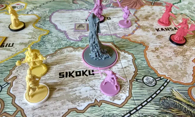 Figurki na planszy gry strategicznej, przypominające japońskich wojowników. To świetne przykłady gry psychologiczne, gdzie liczy się strategia i przewidywanie ruchów przeciwnika.