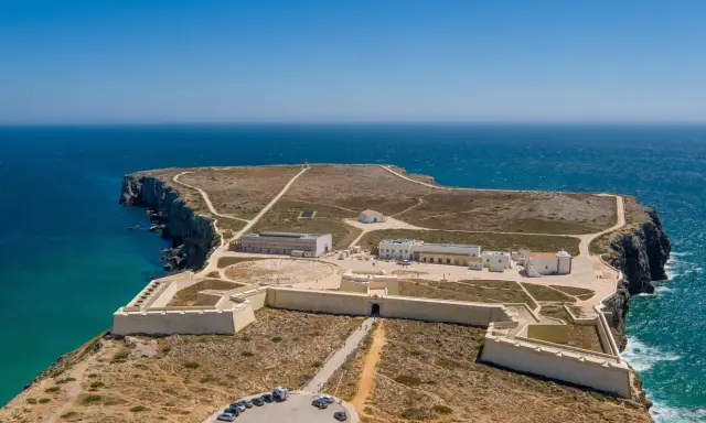 Die Fortaleza de Sagres, eine historische Festung, thront auf einer Klippe über dem türkisfarbenen Meer.
