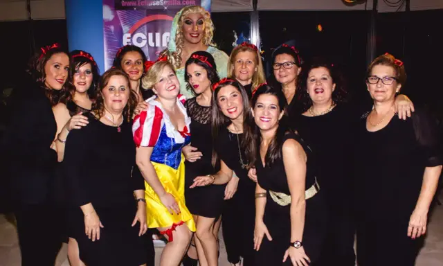 Grupo de mujeres celebrando una despedida de soltero con disfraces, una de ellas vestida de Blancanieves.