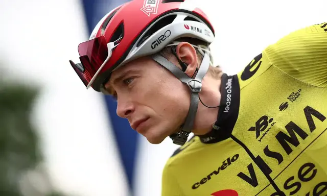 Jonas Vingegaard, jung und fokussiert, trägt seinen roten Giro-Helm und das gelbe Visma-Trikot.