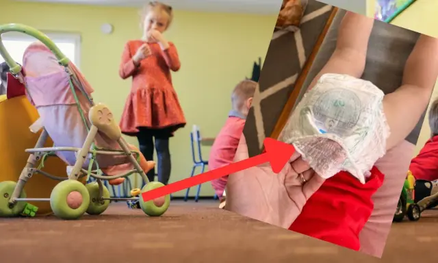 Dziecko w pampersie, obok wózek dla lalek i inne dzieci bawiące się w pokoju.