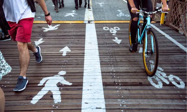 Rowerzysta jedzie po ścieżce rowerowej, a piesi po swojej. Czy rowerzysta ma obowiązek jazdy po ścieżce rowerowej?