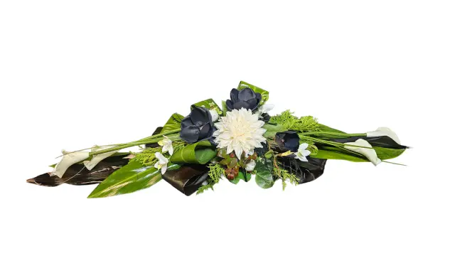 Elegancki wieniec dla babci: białe kalie, czarne magnolie i kremowa dalia wśród zieleni.