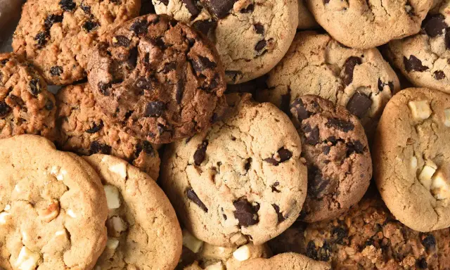 Un assortiment de cookies gourmands : chocolat, raisins secs, et blancs. Parfait pour une recette cookie croustillant réussie !