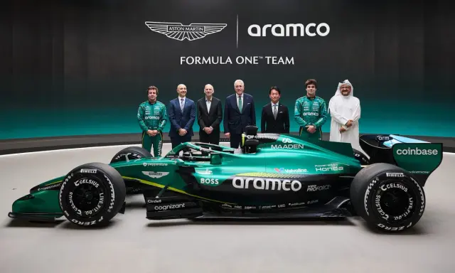 Fernando Alonso posa con el equipo Aston Martin y su nuevo coche de Fórmula 1. Noticias de Fernando Alonso.