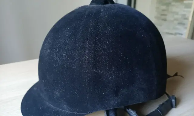 Czapka na kask jeździecki: Jak wybrać styl i bezpieczeństwo?