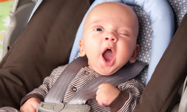 Malutki dzidziuś ziewa w foteliku Maxi-Cosi Cabriofix, gotowy na drzemkę.