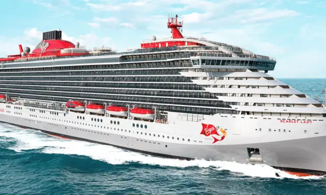 La nave Scarlet Lady di Virgin Voyages solca le acque blu. Chissà quanto costa una crociera ai Caraibi su questa meraviglia.