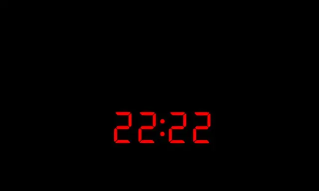 Cyfrowy zegar pokazuje 22:22. To czas, który dla wielu ma szczególne znaczenie, symbolizując równowagę i harmonię.