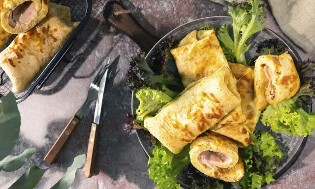 Herzhafte Pfannkuchen gefüllt mit Schinken und Käse, serviert mit frischem Salat. Ein Genuss für jeden Gaumen!