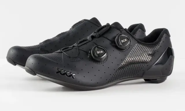 Czarne buty rowerowe z systemem BOA. Idealne, jeśli zastanawiasz się, jakie buty na rower wybrać dla maksymalnej wygody i dopasowania.