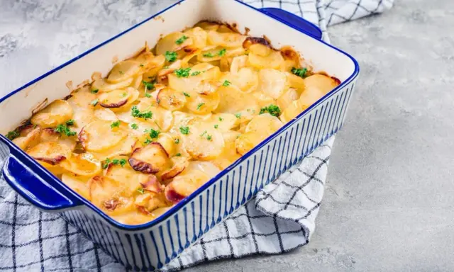 Goldbrauner Kartoffelauflauf mit Petersilie, ein köstliches Gericht, das zu den besten Auflauf Rezepten zählt.