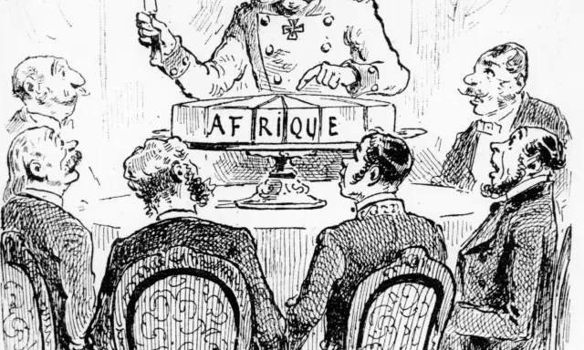 Bismarck teilt Afrika auf. Männer diskutieren die Bismarcksche Kolonialpolitik.