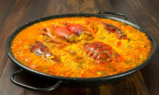 Paella de marisco con langosta, ideal para saber donde comer en Letur.