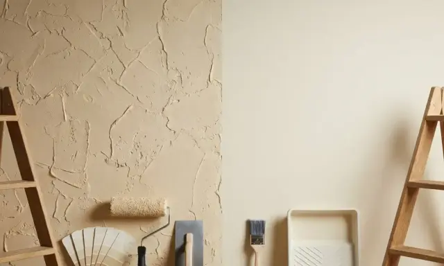 Un mur texturé et un mur lisse, avec des échelles en bois, des outils de peinture et un nuancier. Idéal pour une peinture à effet pour mur abîmé.