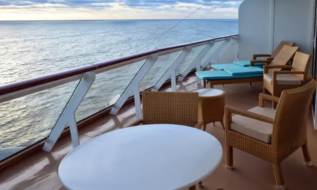 Balcone con mobili da esterno e vista sul mare, ideale per le cabine per 5 persone di Costa Crociere.