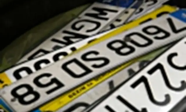 Stos tablic rejestracyjnych, w tym numerów z oznaczeniem "89 DS 58". To miejsce, gdzie czeka rejestracja py.
