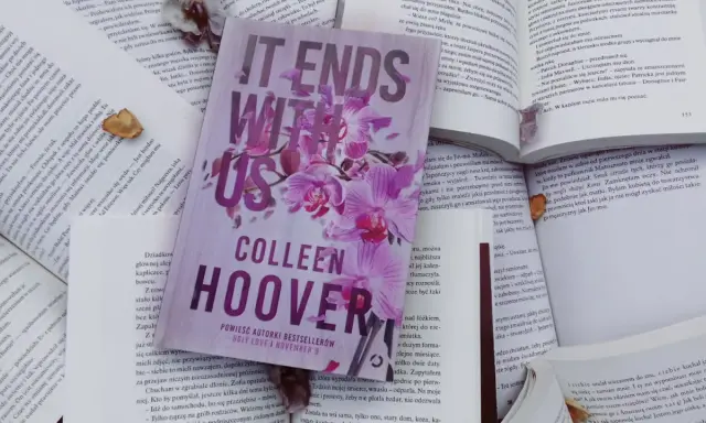 Książka "It Ends With Us" Colleen Hoover to historia o trudnych wyborach, miłości i przemocy.