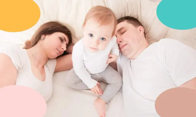 Mamá y papá duermen agotados mientras mi bebé se despierta cada 10 minutos, con sus grandes ojos azules mirando fijamente.