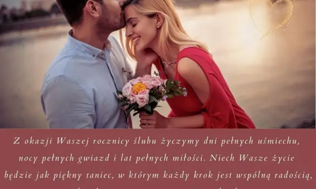 Para świętuje 18 rocznicę ślubu. On całuje ją w czoło, ona trzyma bukiet róż.