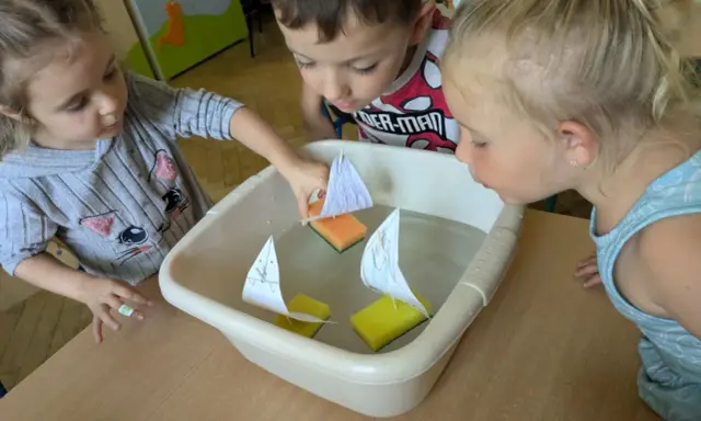 Zabawy sensoryczne z wodą: Odkryj moc rozwoju dziecka!