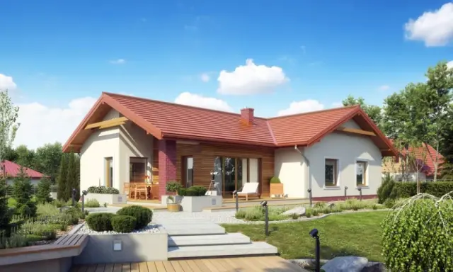 Nowoczesny projekt domu parterowego z czerwonym dachem, otoczony zielonym ogrodem i tarasem.