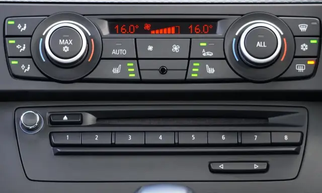 Panel de control de climatización con ajuste de temperatura y recirculación aire acondicionado casa.