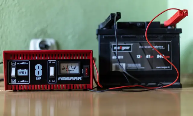 Jak sprawdzić, czy prostownik ładuje akumulator? Poradnik eksperta