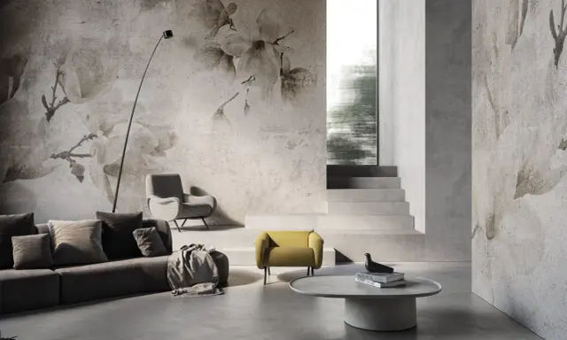 Soggiorno moderno con divano grigio, poltrone e tavolino. Le pareti sono decorate con **case con carta da parati** a tema floreale, creando un'atmosfera elegante.