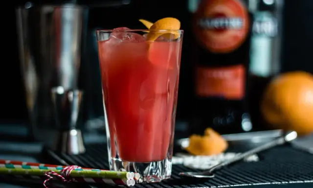 Drinki z czerwonego Martini: Proste przepisy i klasyki. Zaskocz gości!