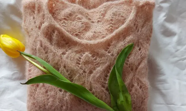 Delikatny, pudrowy sweter z ażurowym wzorem i żółtym tulipanem. Inspiracja, jak przerobić sweter na rozpinany.