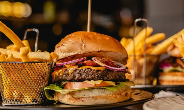 Co dodać do burgera? Odkryj sekrety idealnych kompozycji!