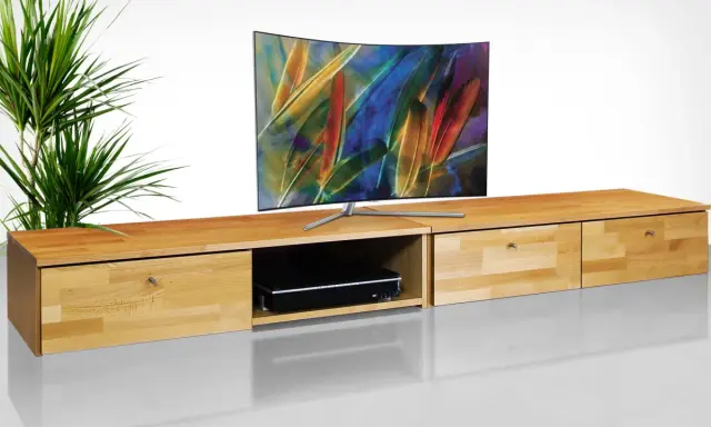 Mobile TV in legno chiaro, con vano portaoggetti e cassetti, perfetto per idee mobile tv fai da te.
