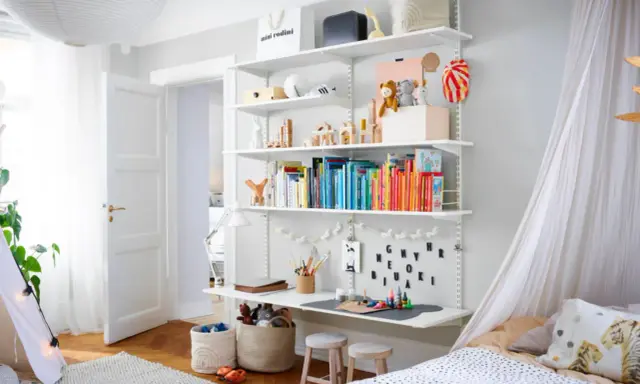 Regalwand mit Büchern, Spielzeug und Bastelmaterialien – tolle kinderzimmer ideen für ein kreatives Zuhause.