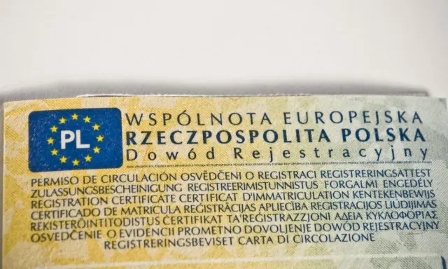 Fragment dowodu rejestracyjnego z napisem "Dowód Rejestracyjny" i symbolem PL. Numer VIN w dowodzie jest kluczowy.