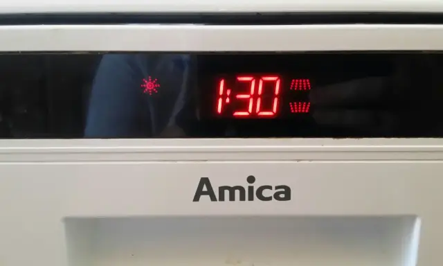 Wyświetlacz zmywarki Amica pokazuje błąd EC. Czerwone cyfry "1:30" i symbol płatka śniegu sugerują problem z temperaturą lub zamarzaniem.