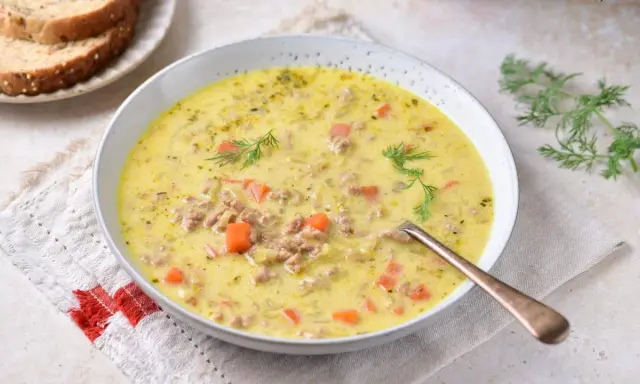 Aksamitna zupa porowa z mięsem mielonym, marchewką i koperkiem. Idealna na chłodne dni.