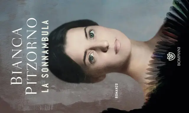 Ritratto di donna con sguardo intenso, circondata da piume colorate. Bianca Pitzorno, La sonnambula.